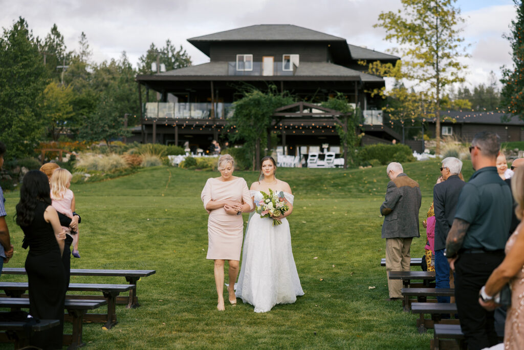 outdoor wedding ceremony Beacon Hill Spokane Arch and Elm Photography