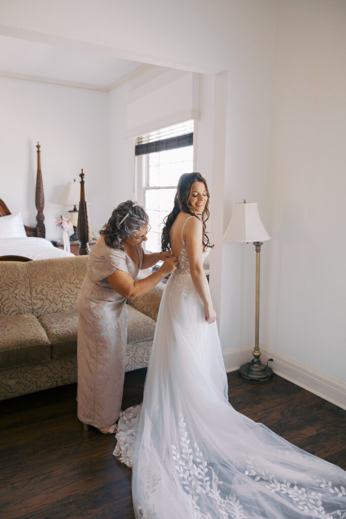 bride getting ready Spokane Club wedding day